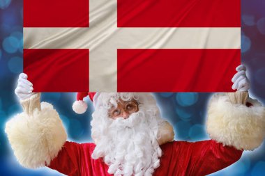 Sakallı Noel Baba, Danimarka devletinin güzel renkli bayrağını kumaş, turizm, yeni yıl ve mutlu noeller, ekonomik ve politik beklentiler üzerine elinde tutuyor.