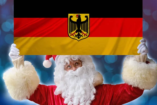 Санта Клаус Бородой Держит Красивый Цветной Национальный Флаг Германии Ткани — стоковое фото