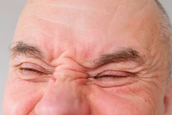 欧洲成年人的滑稽脸近视 老化皮肤上的皱纹 演员的鬼脸 人类的情感 精神疾病 — 图库照片