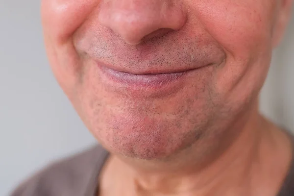 Komik Yüz Ağız Avrupalı Yetişkin Bir Adamın Dudakları Yaşlanan Cilt — Stok fotoğraf