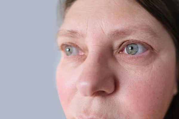 Fechar Olhos Mulher Idosa Abertura Piscando Macro Beleza Rugas Finas — Fotografia de Stock