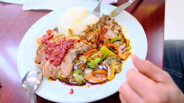 Man Goedkoop Aziatisch Restaurant Eet Traditioneel Chinees Eten Met Vork — Stockvideo