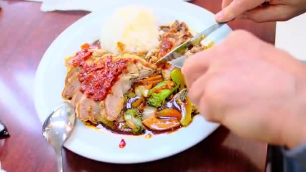 Hombre Barato Asiático Restaurante Comer Comida Tradicional China Con Tenedor — Vídeo de stock