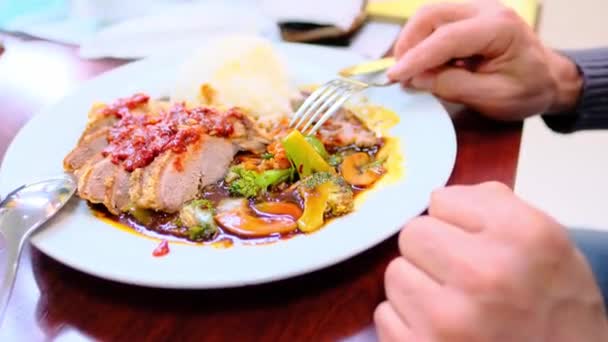 Hombre Barato Asiático Restaurante Comer Comida Tradicional China Con Tenedor — Vídeo de stock