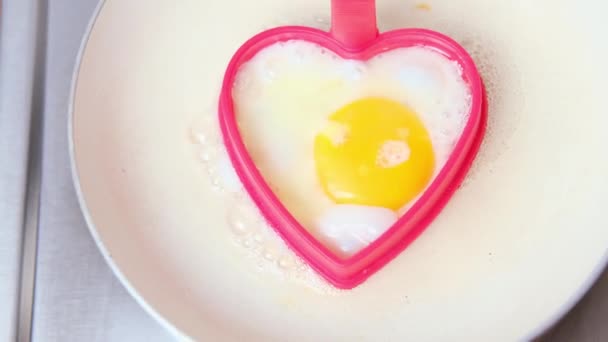 Jajko Kurczaka Smażone Patelni Kształt Serca Jedzenie Wakacje Koncepcja Zabawnej — Wideo stockowe