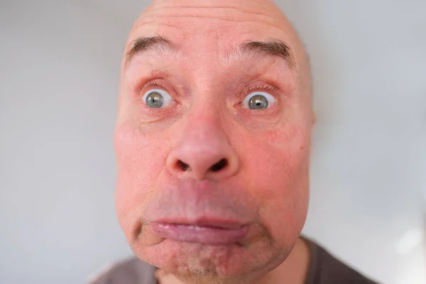Egy Európai Öregember Arca Közelről Ráncok Öregedő Bőrön Csupasz Fogak — Stock Fotó