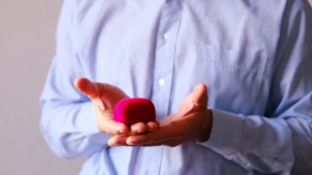 Homem Estende Uma Caixa Vermelha Com Jóias Presente Umas Férias — Vídeo de Stock