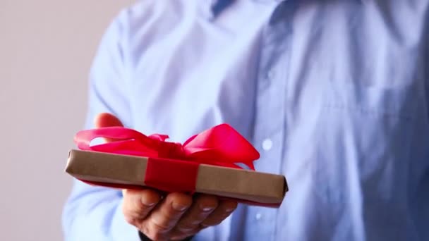 男は愛のカップルの優しい関係 バレンタインデー 陽気なクリスマスの愛の概念を与え 贈り物と箱を保持しています — ストック動画