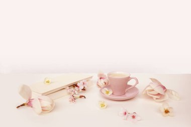 Güzel renkli dokular, tasarım için hassas pembe arka plan, kartpostallar, tatilde tebrik konsepti, anneler günü.