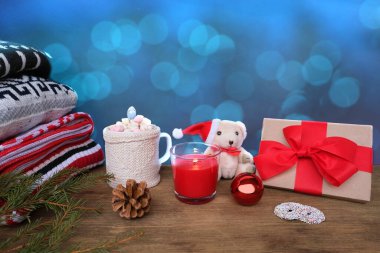 Ilık renkli kazaklar, bir fincan kremalı sıcak kakao, mumlar, hediyeler, tatlılar, mutlu noeller, sıcak kış havası, tatil