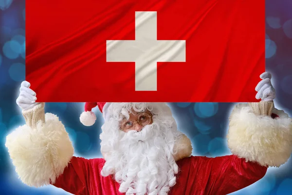 Санта Клаус Бородой Держит Красивый Цветной Национальный Флаг Швейцарии Ткани — стоковое фото