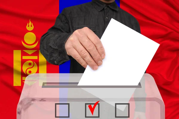 Volič Upustí Hlasovací Lístek Průhledné Volební Urně Pozadí Mongolské Národní — Stock fotografie