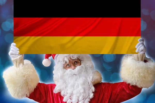 Der Weihnachtsmann Mit Bart Hält Eine Schöne Farbige Nationalflagge Des — Stockfoto