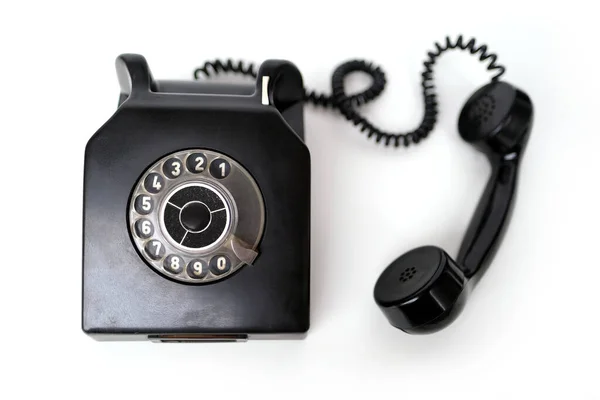 老式黑色电话机 带复古式拨号盘 白色背景 旧式通信技术概念 呼叫等待 呼叫中心 — 图库照片