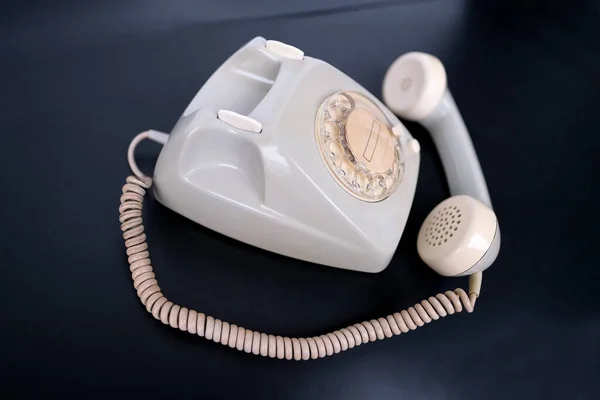 Vintage Fehér Telefon Készlet Retro Stílusú Tárcsázóval Fekete Háttérrel Koncepció — Stock Fotó