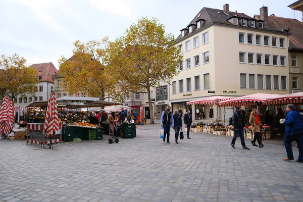 Sok Maszkos Ember Sétál Utcán Egy Európai Város Piac Tér — Stock Fotó