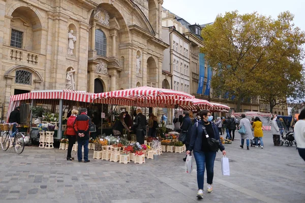 Sok Maszkos Ember Sétál Utcán Egy Európai Város Piac Tér — Stock Fotó