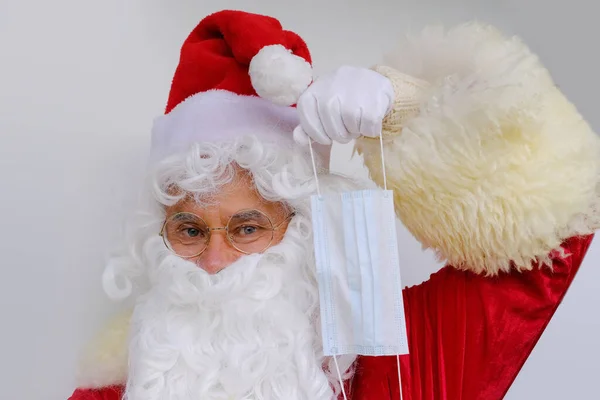 Masculino Santa Claus Com Uma Barba Branca Máscara Médica Conceito — Fotografia de Stock