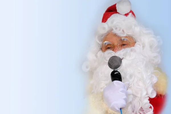 Anciano Santa Claus Traje Con Una Barba Blanca Canta Una — Foto de Stock