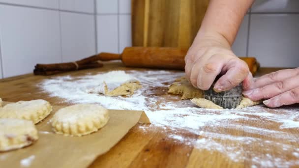 Mujer Prepara Galletas Mantequilla Casa Cocina Mesa Está Espolvoreada Con — Vídeo de stock