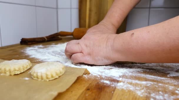 在厨房里 女人在家准备奶油饼干 桌上撒满了面粉 铺上面团 裁剪出形状 烹调节日食品的概念 圣诞糖果 — 图库视频影像