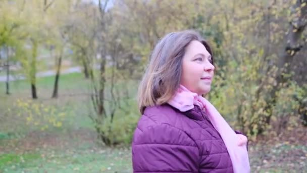 Mujer Mediana Edad Una Chaqueta Cerca Paseos Parque Concepto Caminar — Vídeo de stock