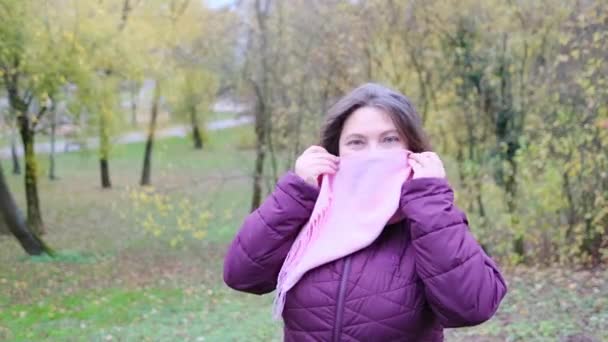 Ceket Giymiş Orta Yaşlı Bir Kadın Parkta Yürüyor Açık Havada — Stok video