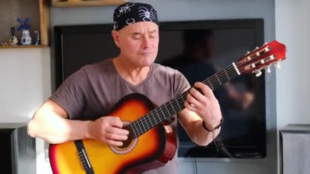 Bandanalı Bir Adam Gitar Çalıyor Eski Gitaristlerin Hobisi Yaratıcılık Kavramı — Stok video