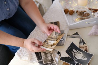 Kadın 1965-1970 yılları arasında eski fotoğraflarına bakıyor. Gençlik anıları, çocukluk anıları. Yaşamını, akrabalarını, nesillerin aile bağlarını hatırlıyor.