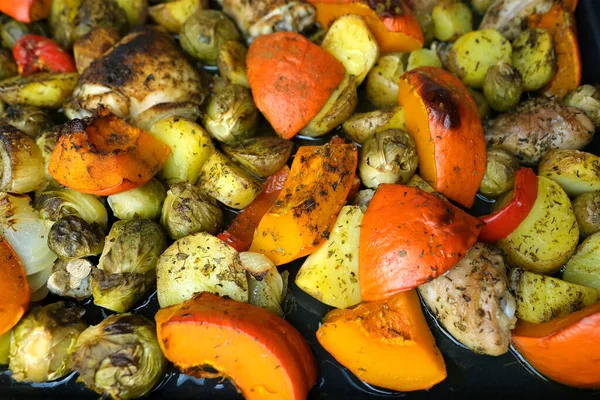 Deliciosas Verduras Horneadas Horno Calabaza Brócoli Cebollas Papas Carne Pollo — Foto de Stock