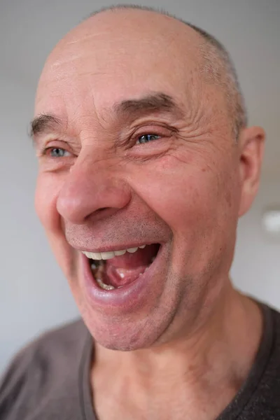 Обличчя Європейського Старого Чоловіка Зблизька Зморшки Старіючій Шкірі Сміючись Весело — стокове фото