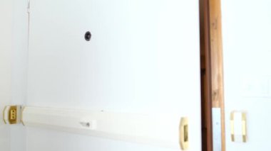 Genç maskeli adam, üniformalı işçi paketleri adrese getirip müşterilere veriyor. Sipariş edilen malların teslimi, online alışveriş konsepti, posta malzemesi.