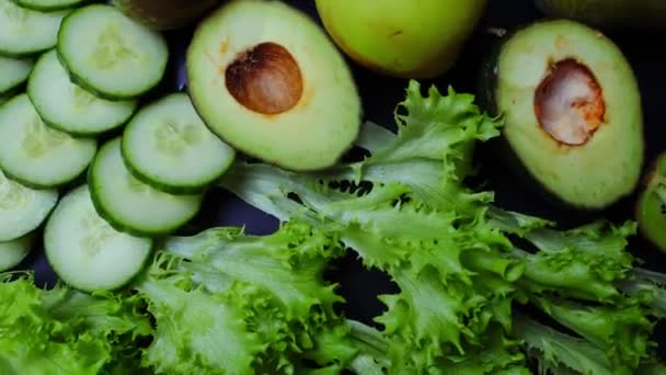 生の緑の野菜ブリュッセルの芽 アボカド オリーブ 黒で隔離された背景の果物テキストのための場所 自家製の食べ物を食欲をそそる料理の概念 健康的な食べ物 — ストック動画