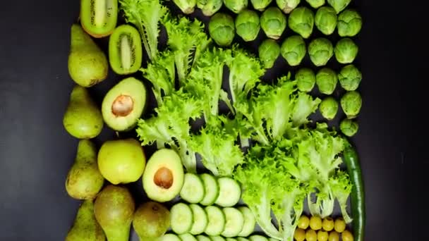 Verduras Verdes Crudas Coles Bruselas Aguacate Aceitunas Frutas Sobre Fondo — Vídeo de stock