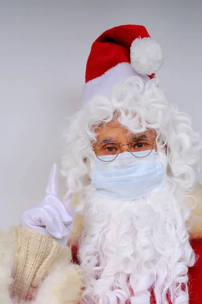 Mâle Santa Claus Avec Une Barbe Blanche Masque Médical Concept — Photo