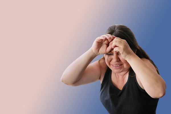 Женщина Плачет Покрытая Руками Защитные Жесты Рук Концепция Женской Истерии — стоковое фото