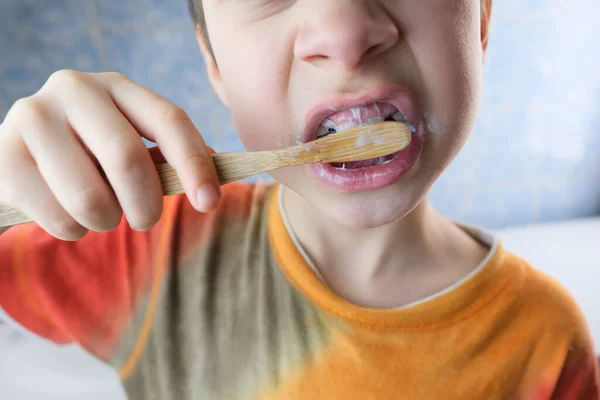 Jongen Kind Jaar Oud Ijverig Poetst Tanden Gekleurde Kinderpasta Tandheelkundige — Stockfoto