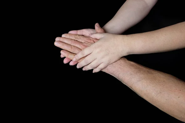 Mannelijke Vrouwelijke Handen Samen Zwarte Achtergrond Oude Huid Met Rimpels — Stockfoto