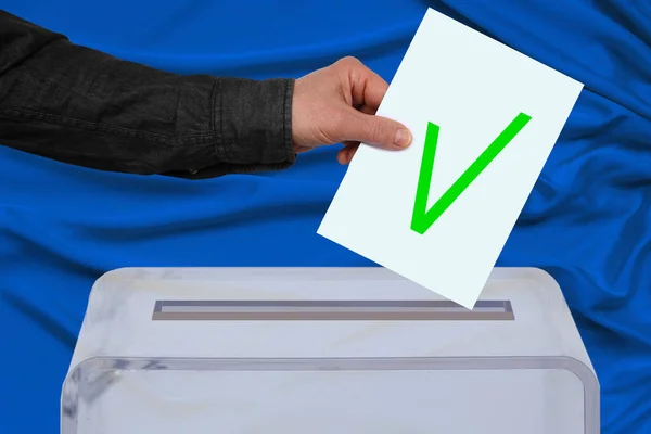 Main Masculine Électeur Abaisse Bulletin Vote Dans Une Urne Transparente — Photo