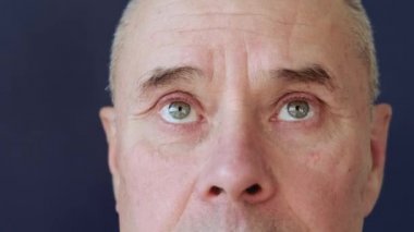 ciddi yaşlı bir adam, yüzü kırışık, yeşil gözleri kapalı, insan hafızası eğitimi, duygular, yaş sorunları