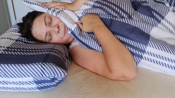 Mujer Adulta Durmiendo Cama Despertando Sueño Inquieto Concepto Insomnio Pesadillas — Vídeos de Stock