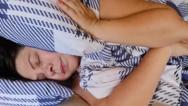 Dorosła Kobieta Śpi Łóżku Budzi Się Niespokojny Sen Koncepcja Bezsenności — Wideo stockowe