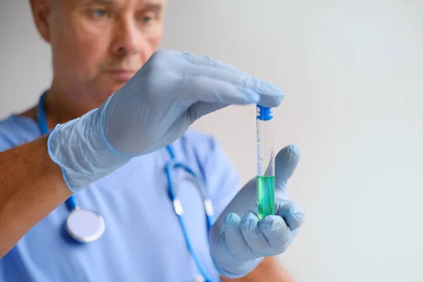 Tubo Transparente Com Medicina Líquida Close Vacina Nas Mãos Cientista — Fotografia de Stock