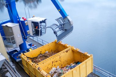 Sudaki çöpler için iki demir sarısı kap, nehirleri ve gölleri temizlemek, doğanın ekolojik dengesini korumak,