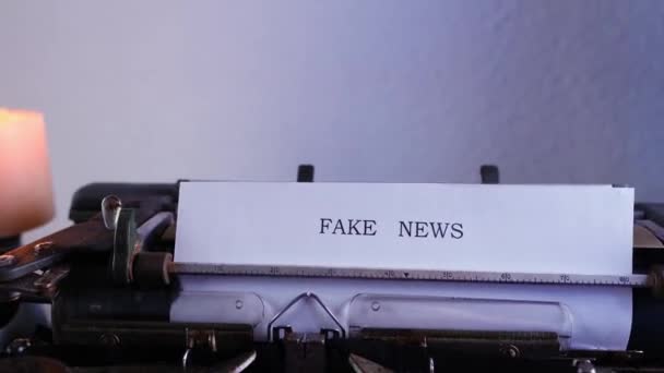 Παλιά Γραφομηχανή Στο Τραπέζι Λέξεις Ψεύτικες Ειδήσεις Τυπώνονται Χαρτί Μεγάλο — Αρχείο Βίντεο