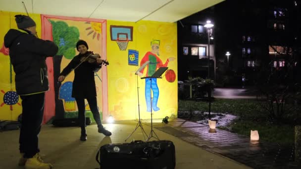 Frankfurt Alemanha Dezembro 2020 Dois Violinistas Homem Uma Mulher Tocando — Vídeo de Stock