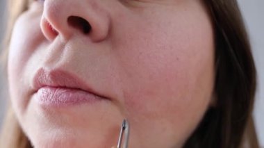 Kadınlarda üst dudağındaki kıllar. Cımbızlı kız bıyık yoluyor. Kadın antenleri. sorun cildi