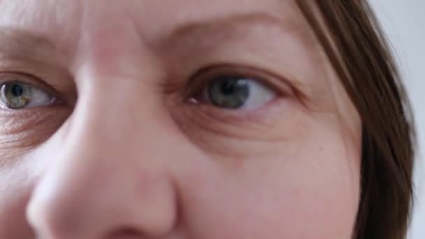 Серый Глаз Пятнами Радужной Оболочке Морщины Веках Крупным Планом Концепция — стоковое видео