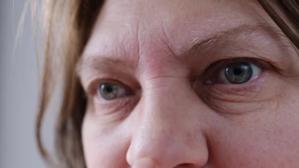 Graues Auge Mit Flecken Auf Der Iris Falten Auf Den — Stockvideo