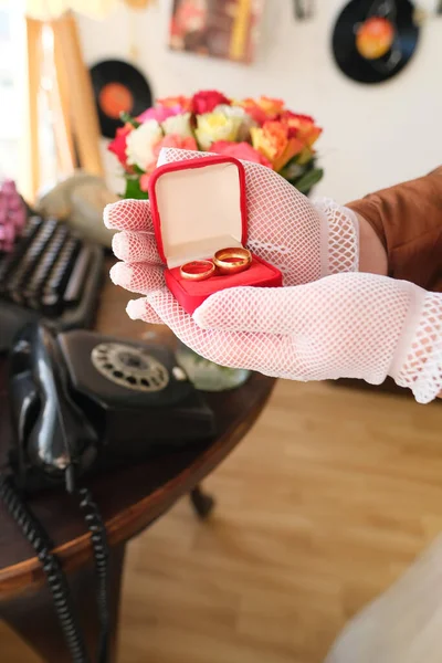 Frau Hält Schatulle Mit Rotem Kasten Mit Schmuck Öffnet Sie — Stockfoto